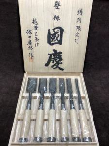 売り切れました】國慶作 厚鑿 6本組 黒仕上げ 白柄 手打ち桂付 桐