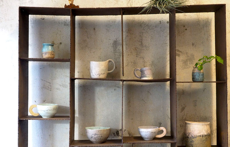 絵のように食卓を優しく彩る器たち。色を使う陶芸家、東恩納美架が語る