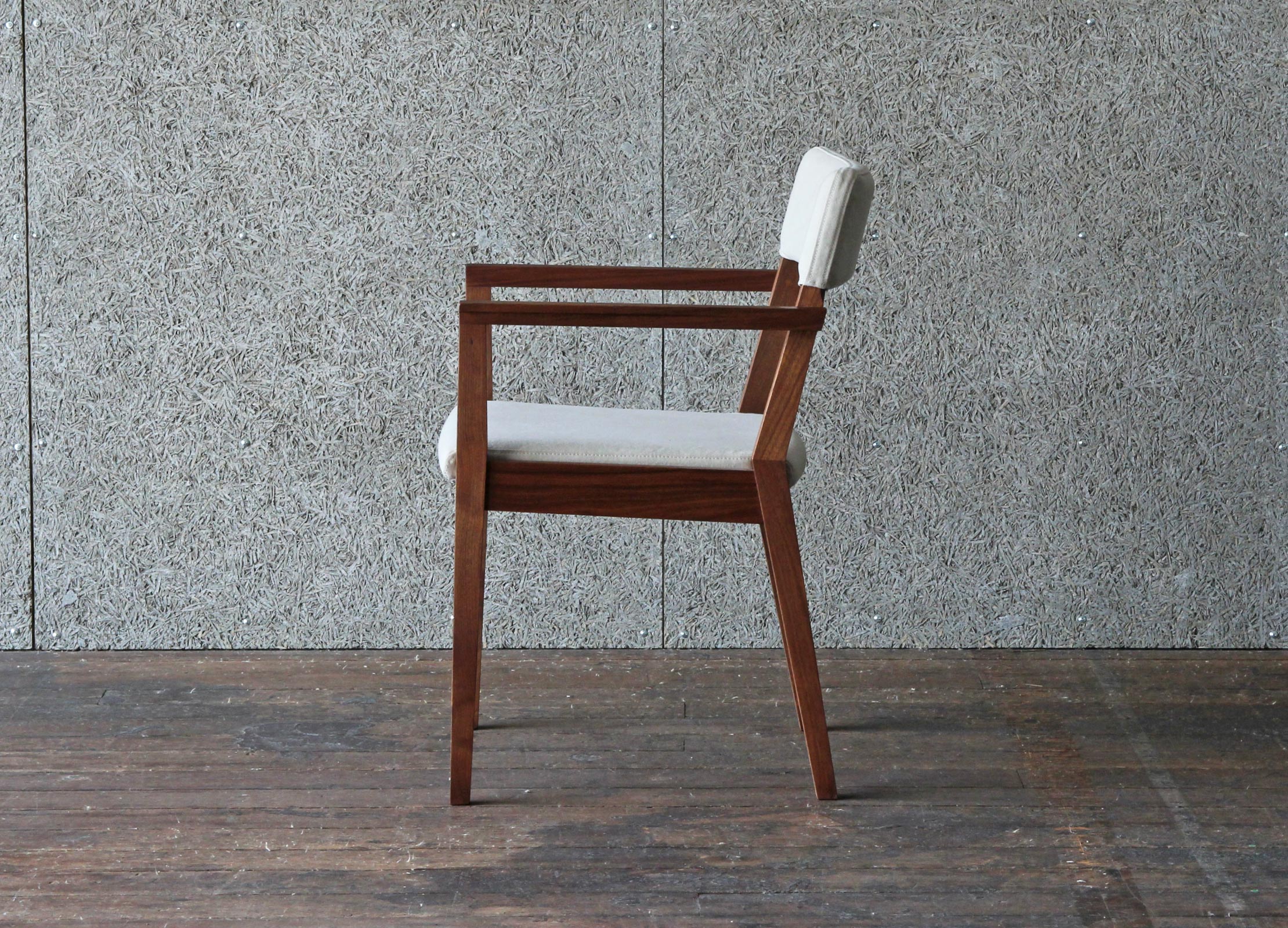 ゆったり座れる背張りダイニングチェア｜SOLID大阪