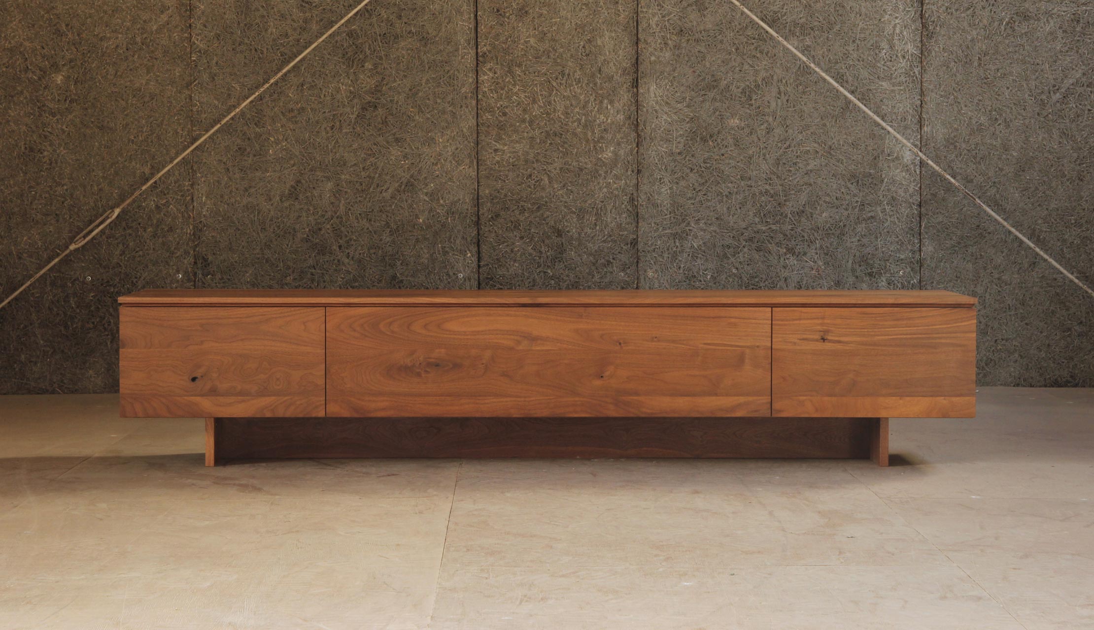 万能に使える3つのスペースを持ったTVボード｜SOLID大阪