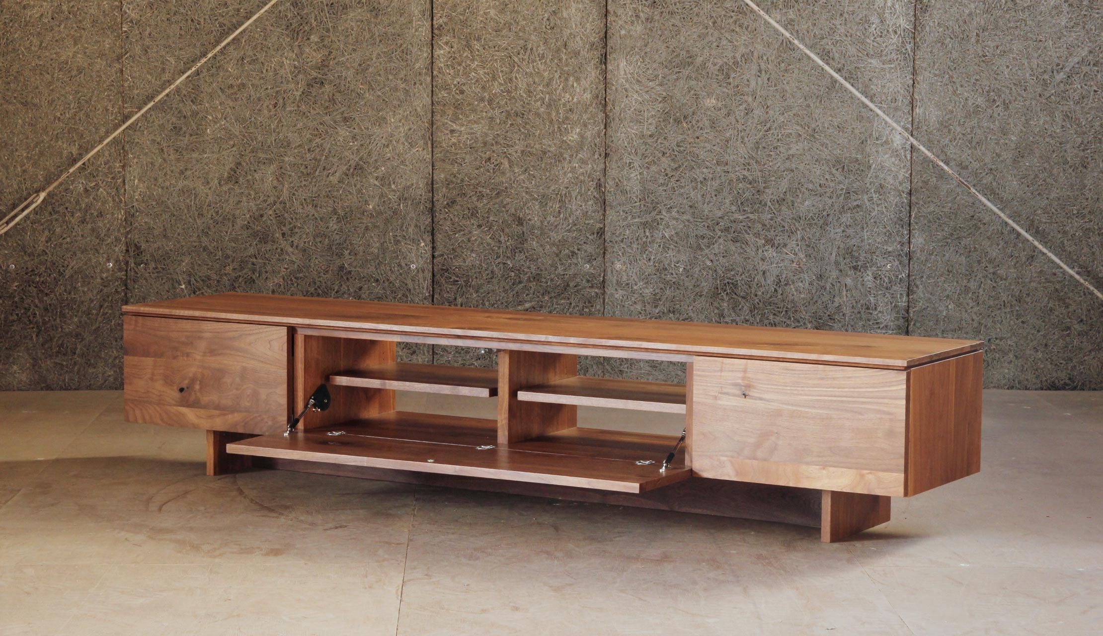 万能に使える3つのスペースを持ったTVボード｜SOLID大阪