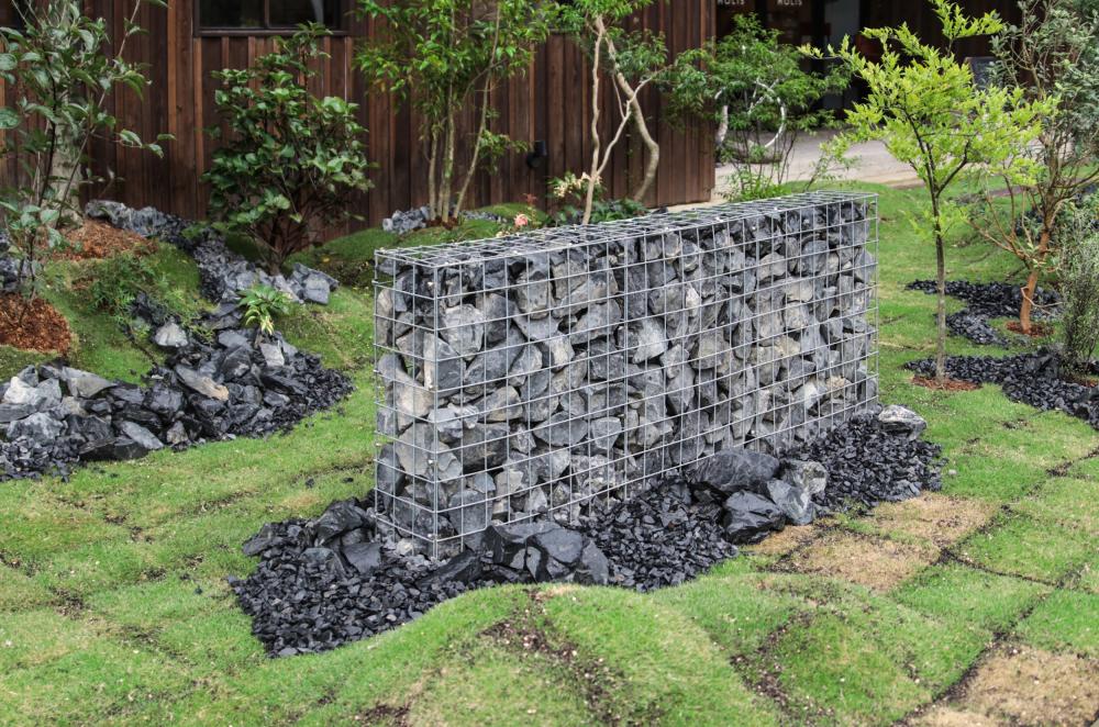 揖斐黒石｜据える・置く（ロッカリー）｜自然石などのマテリアル