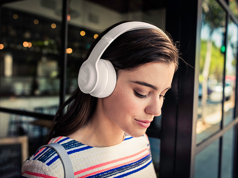 JBLのヘッドホン、EVEREST 300のご紹介です。