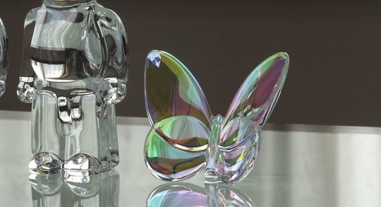 名入れバカラ ラッキーバタフライ イリゼクリア｜新たな門出を彩る虹色