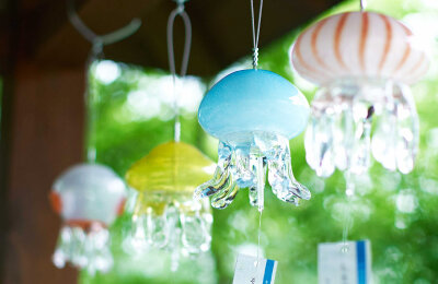21種130個の手作りのクラゲ風鈴が涼やかに奏でる夏限定イベント