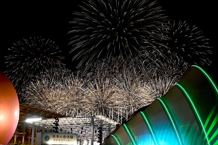 万博で北九州「関門海峡花火大会」を再現、約3分間歓声あがる | Lmaga.jp