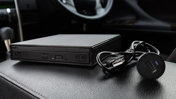 ドライブや旅のお供に！スマホやタブレットでDVDが楽しめるシガー