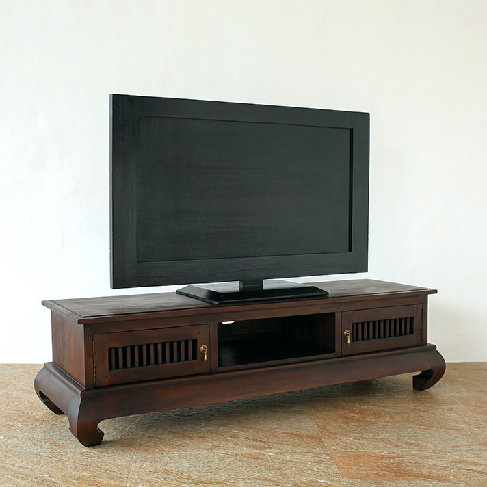 高級感溢れるチーク材TVボード。まさにこのデザインは主役級の存在感