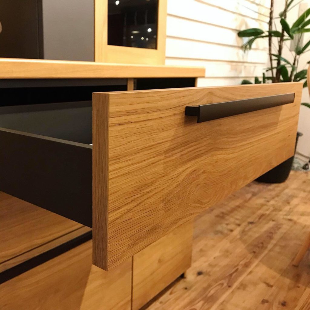 パモウナの魅せる収納「RT」キッチンボード！食器を引き立たせる