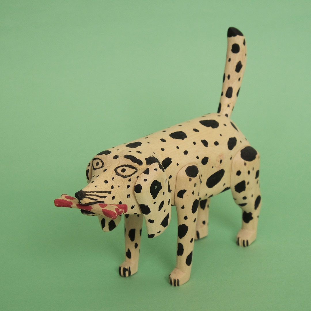 骨をくわえた犬（オアハカ木彫）- LABRAVA [メキシコ 民芸 フォーク