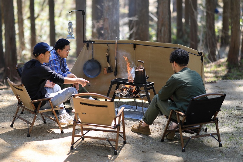 風も人目も気にならない。ワイドサイズの陣幕で極上焚き火空間を楽し