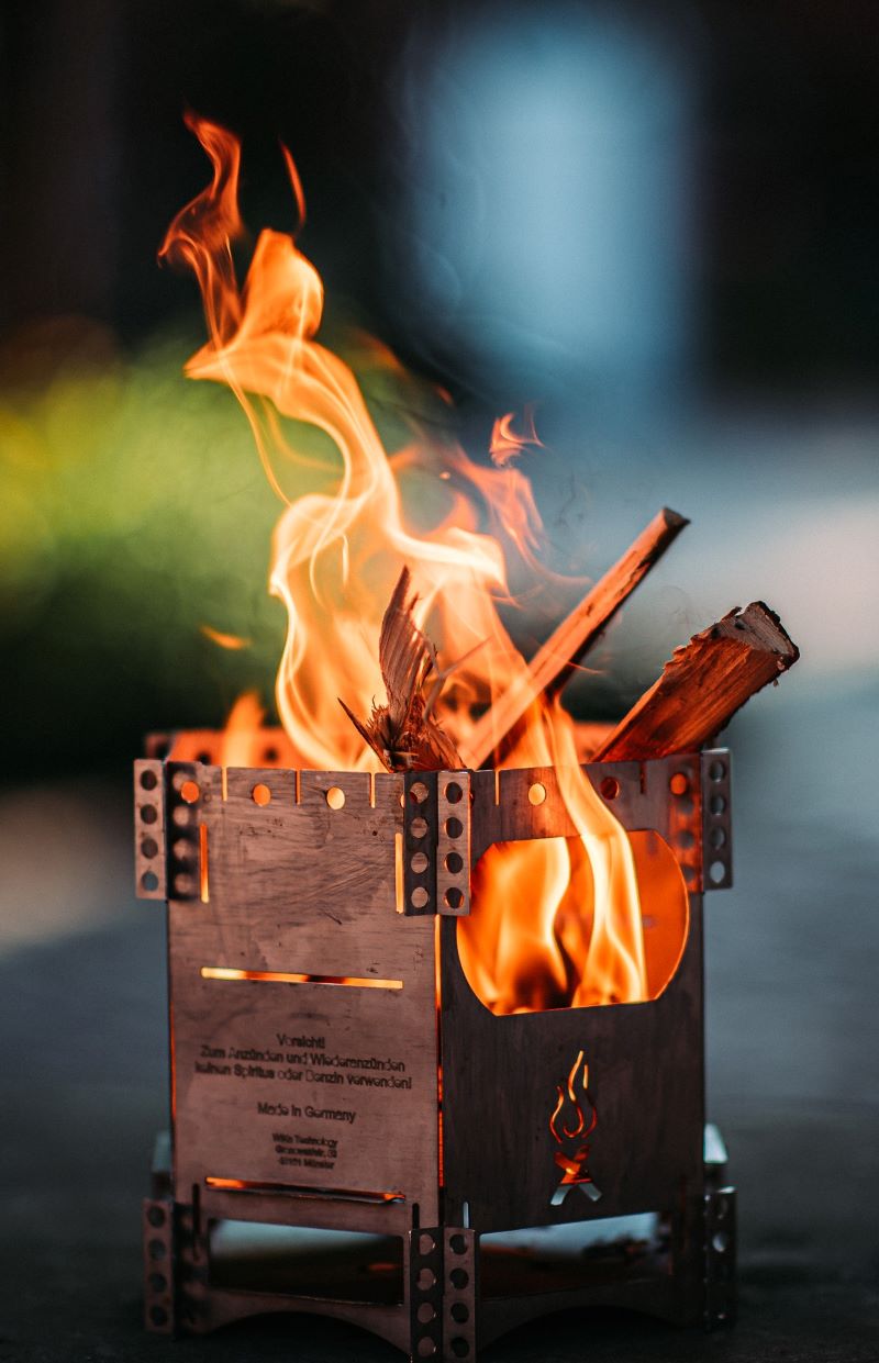 技術大国ドイツから、すごい焚き火台がやってきた！片手サイズの極薄