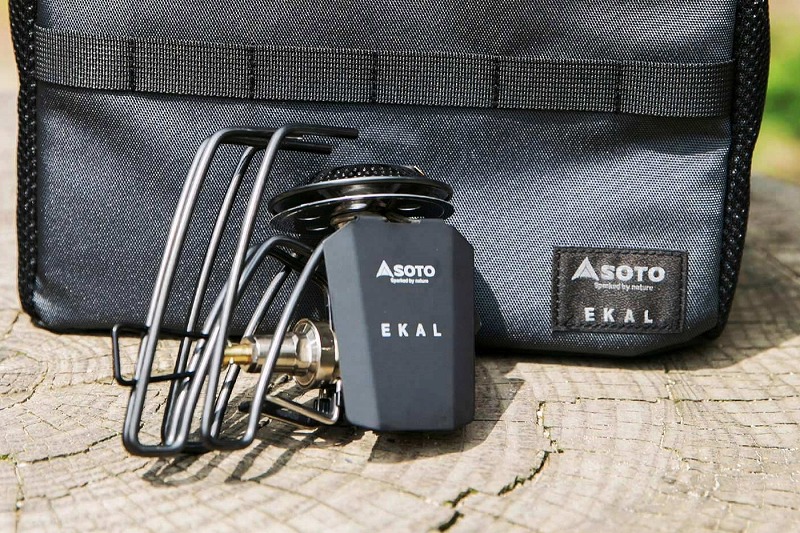 SOTOの名作ストーブがEKALと別注カラーコラボ。クッカーやガス缶も収納