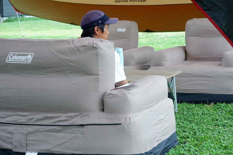 コールマンから登場したアウトドア用エアカウチをキャンプ場でレビュー