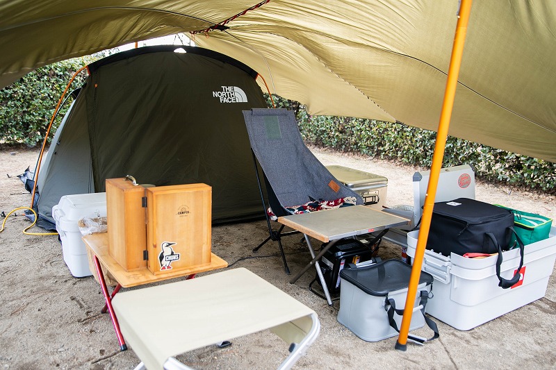 ザ・ノース・フェイスのテントがお気に入り。1人と1匹で過ごす静かな