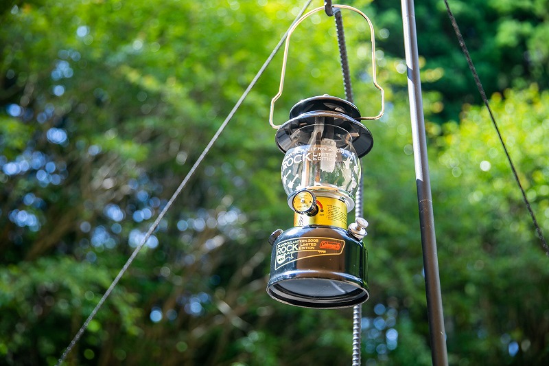 愛用のコールマンのシーズンズランタン。グローブにROCKとエレキギター