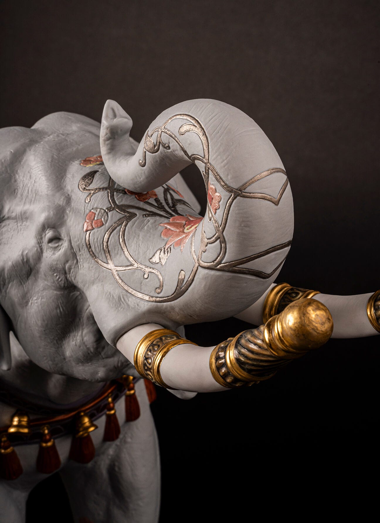 新作オリエンス・エレファント磁器彫刻 | リヤドロ公式オンライン