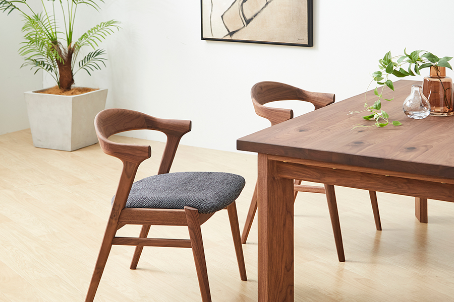 go（ゴウ）アームチェア OAK ブラウン（板座） - ダイニングチェアの
