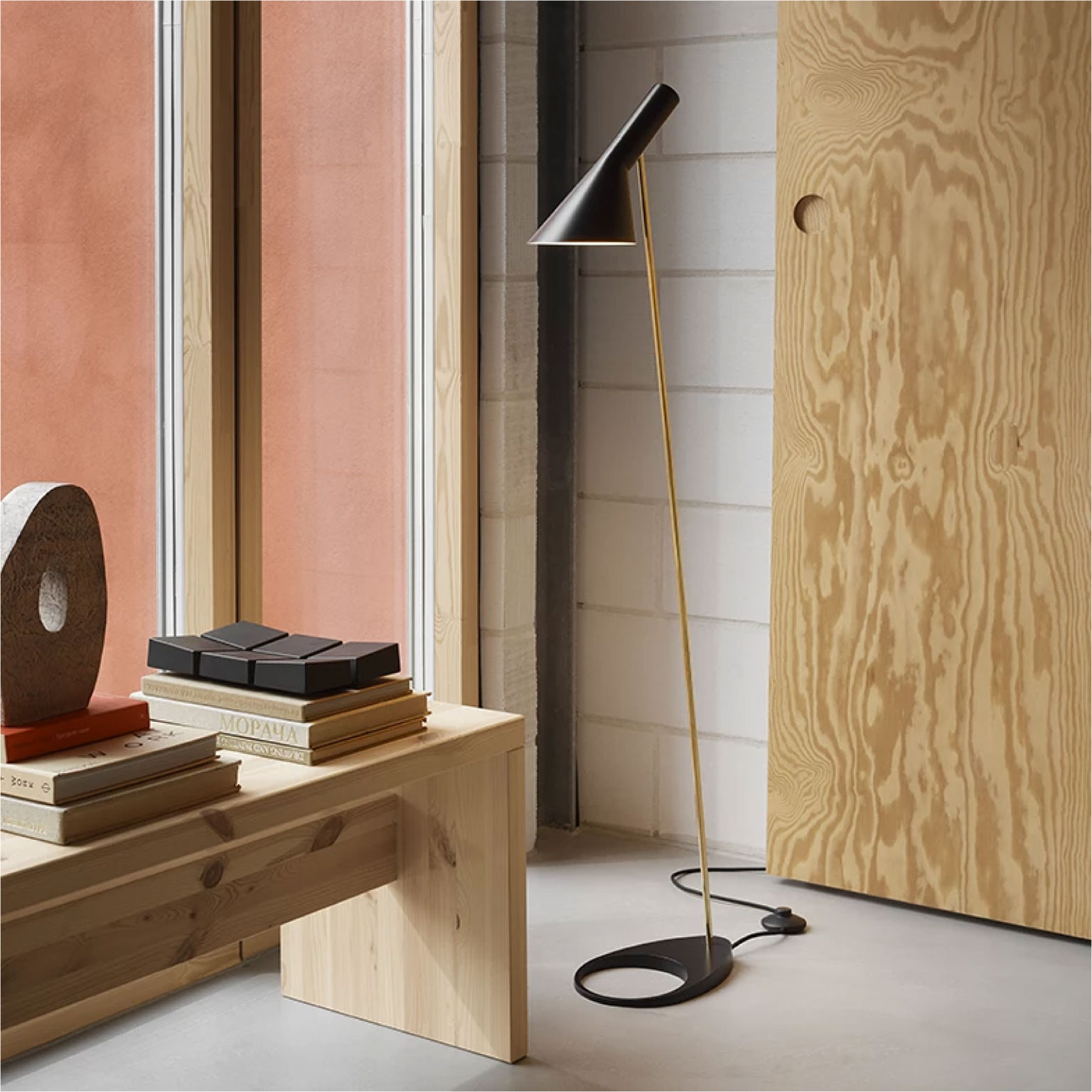 Louis Poulsen（ルイスポールセン）AJ フロア 真鍮/ブラック [取寄せ