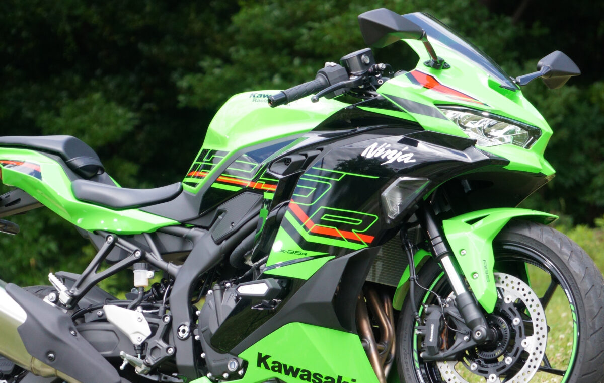 ローダウン仕様の『ZX-25R』に乗れるチャンス！ サスのスペシャリスト