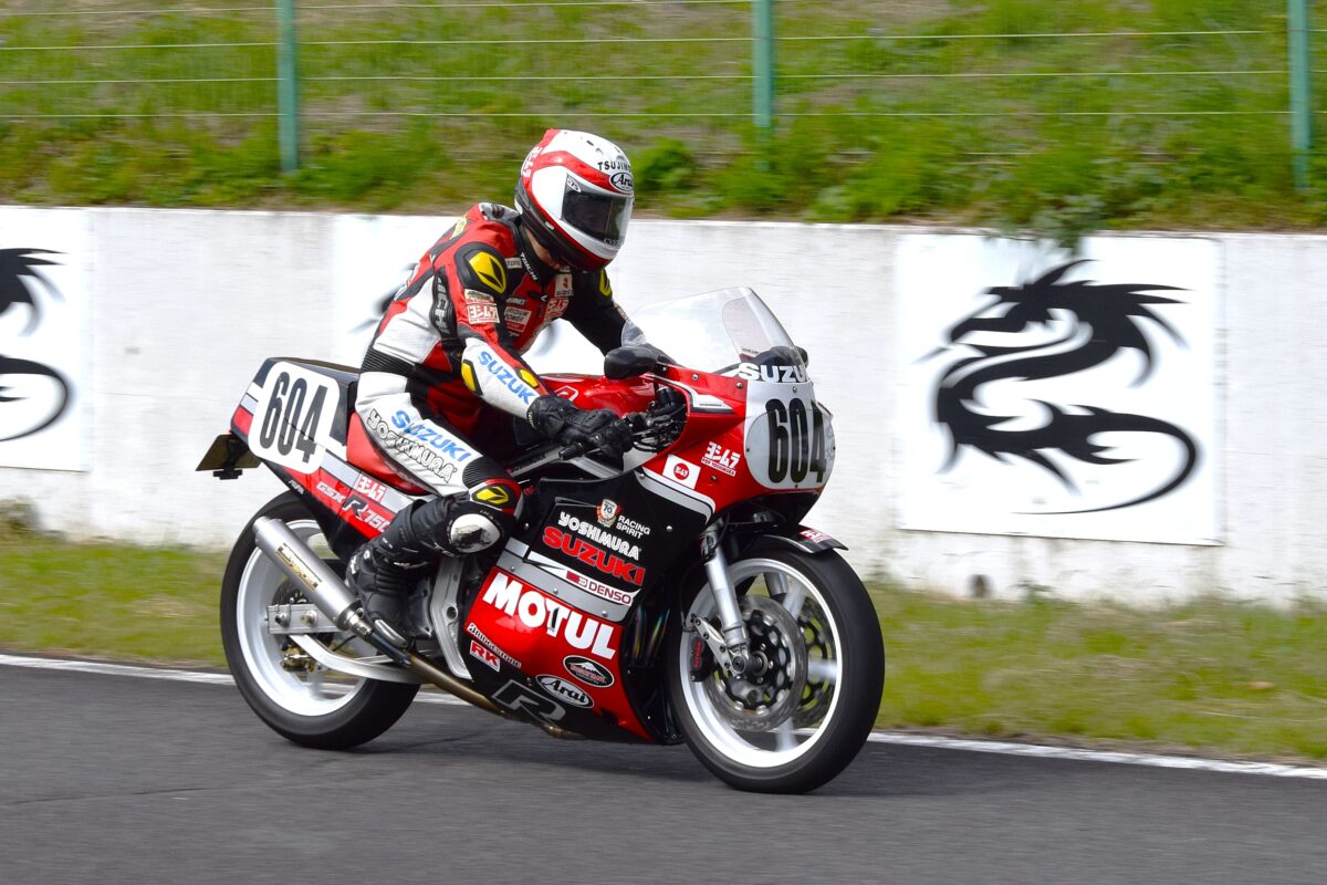 86年AMAスーパーバイクマシンを現代によみがえらせたヨシムラGSX-R750