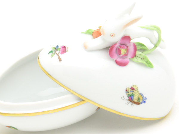 ヘレンド(Herend) 卵形ボンボン入れ(高さ:10cm)兎と花の飾り