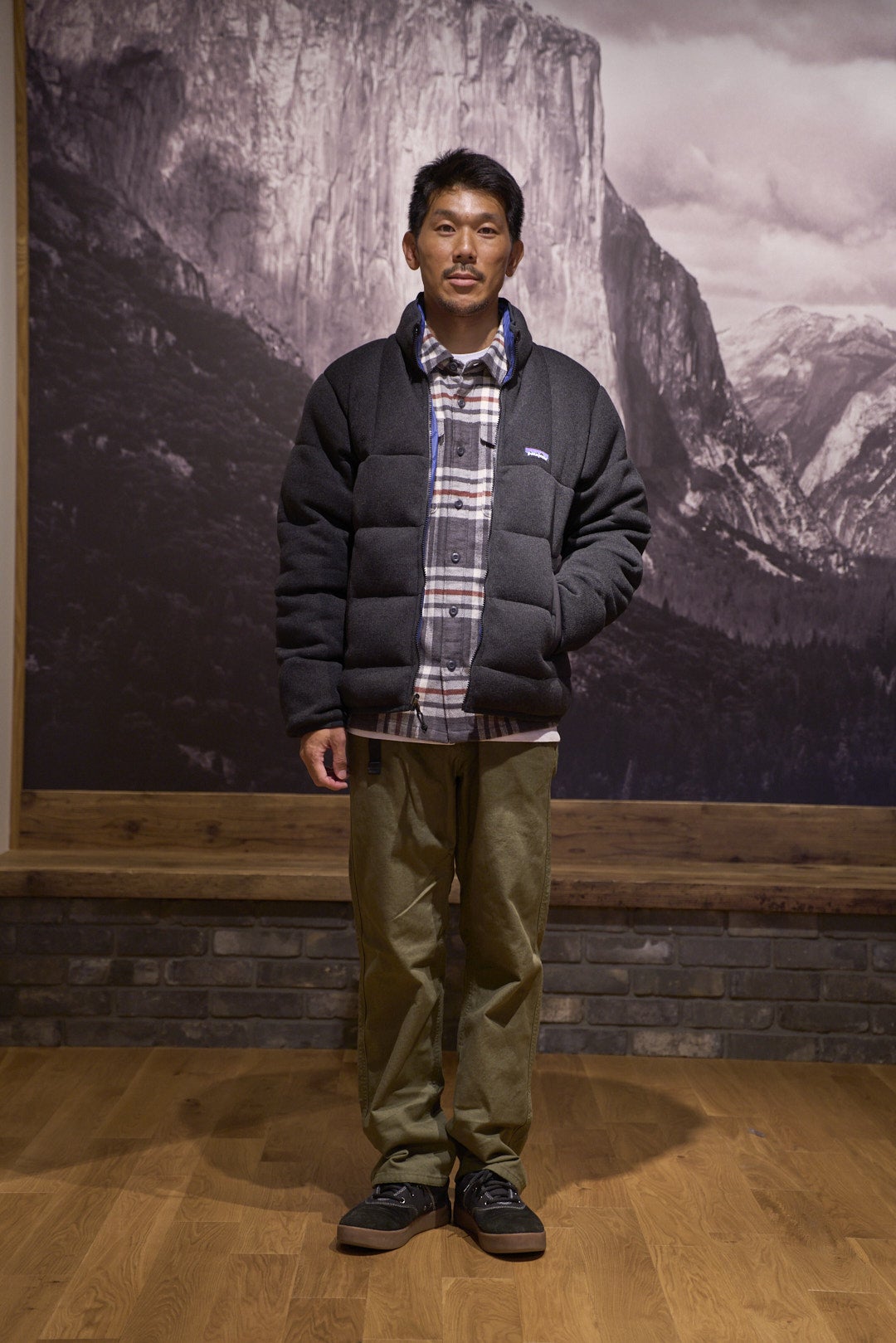 アークテリクス、パタゴニア…アウトドア「黒ダウン」の冬の街に