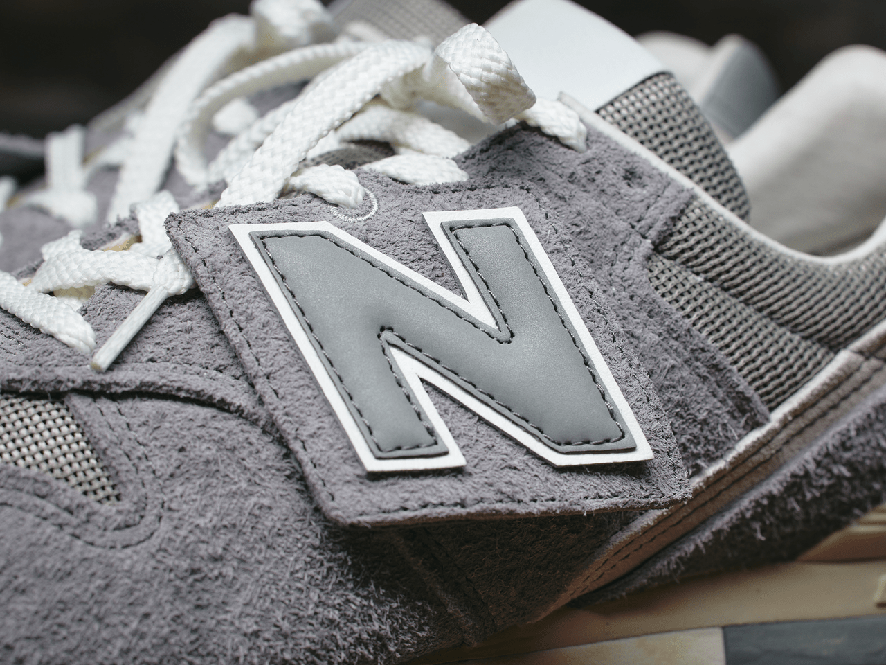 ニューバランス996】「はずせるNロゴ」の下には刺繍ロゴ！誕生35周年
