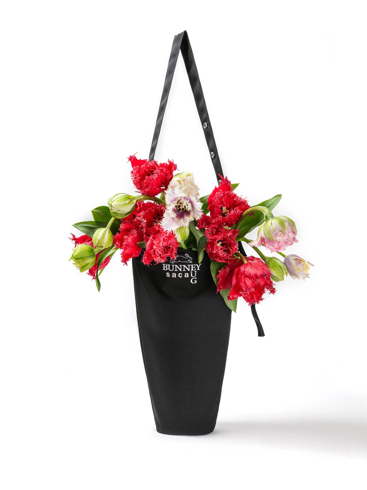 sacai（サカイ）のスペシャルなコラボが発売中。BunnyとEugene Whang