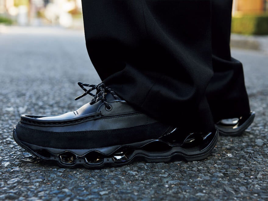 オールブラックの大人なレザーに、オークリーのレースレス…ボリューム