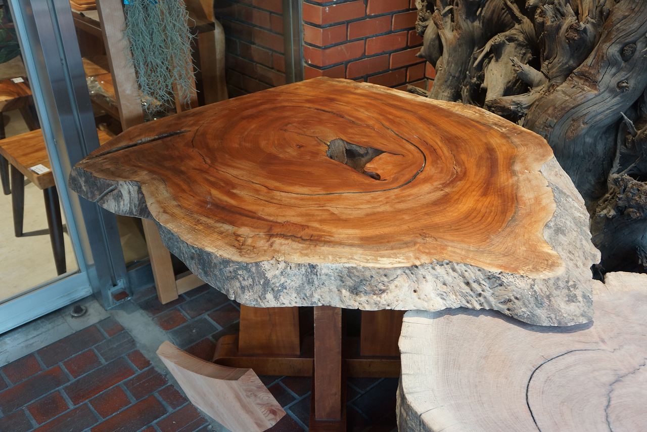 天然木 東京 新宿 東五軒町展示 モンキーポット材 一枚板 テーブル用天