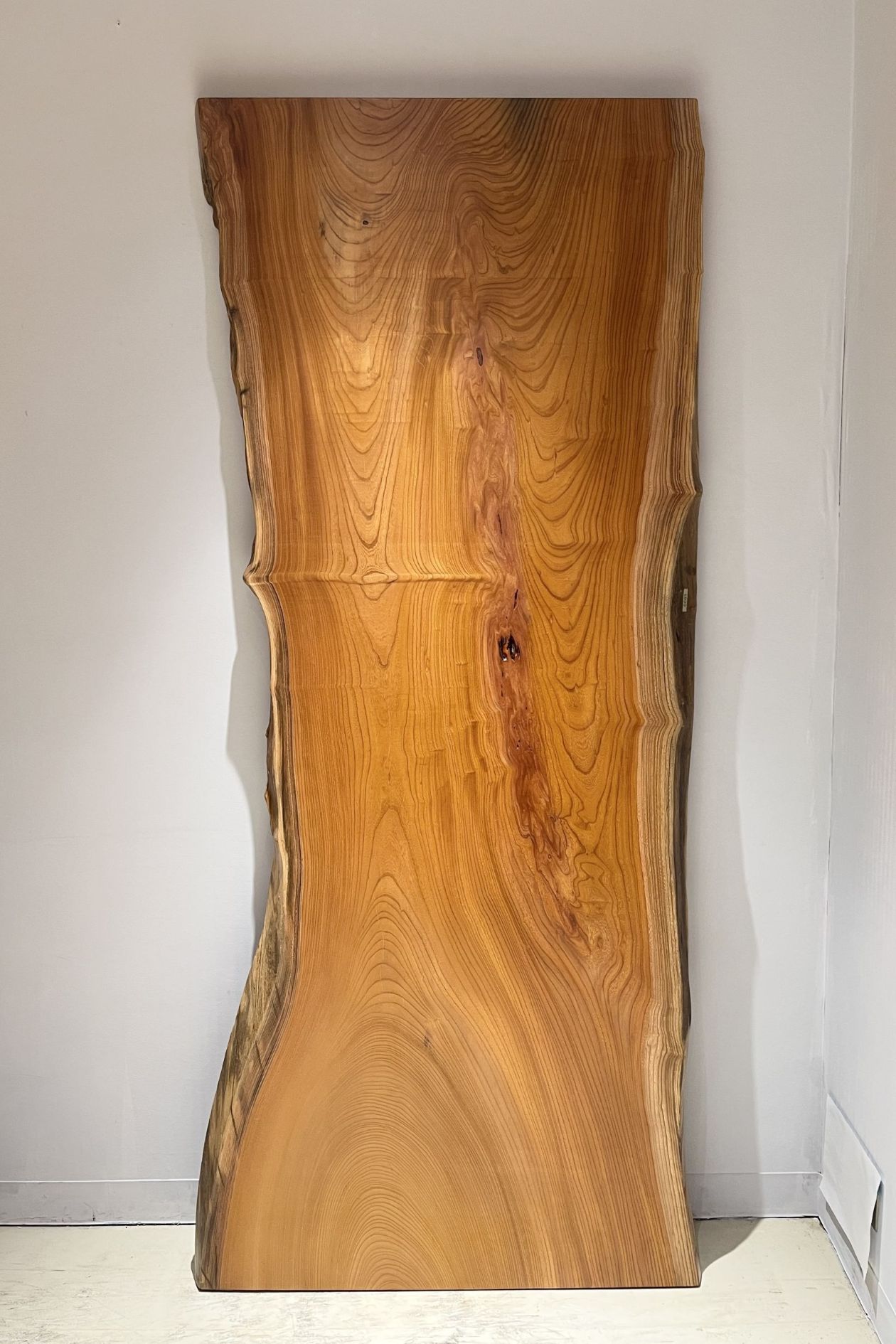 天然木 東京 新宿 東五軒町展示 モンキーポット材 一枚板 テーブル用天