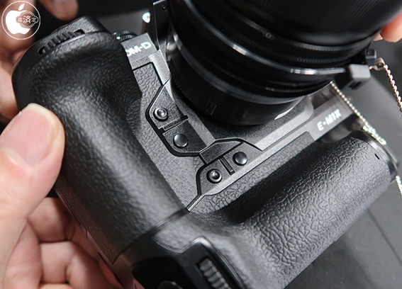 オリンパスのプロ向けミラーレス一眼カメラ「OM-D E-M1X」をチェック