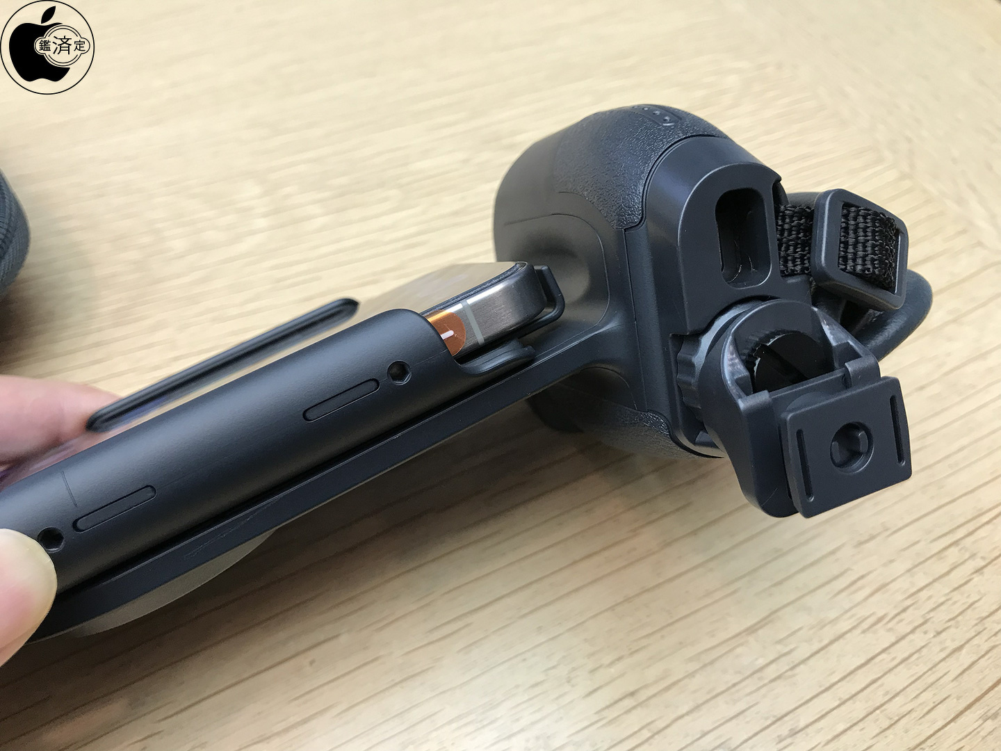 Apple Store、ShiftCamのモバイルバッテリー&Qiワイヤレス充電内蔵