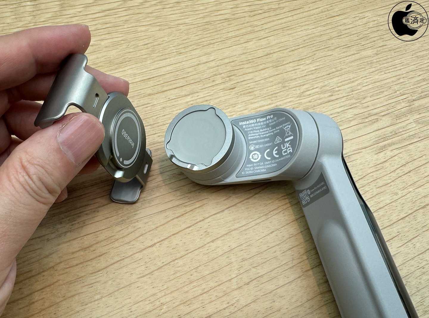 Insta360のAppleのDockKitに対応した自動追尾式iPhoneスタビライザー