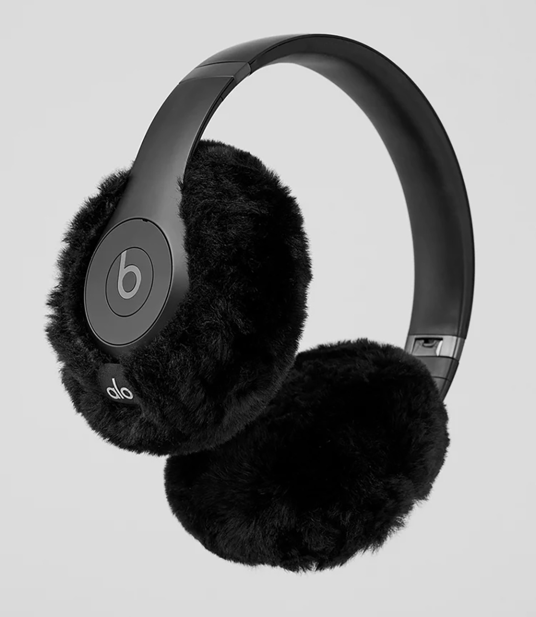 Beats、Alo Yogaとのコラボモデル「Alo Yoga x Beats Studio Pro」を