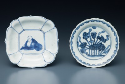 初期伊万里染付布袋文輪花小皿（左） | 商品詳細 東洋古陶磁の前坂晴天堂