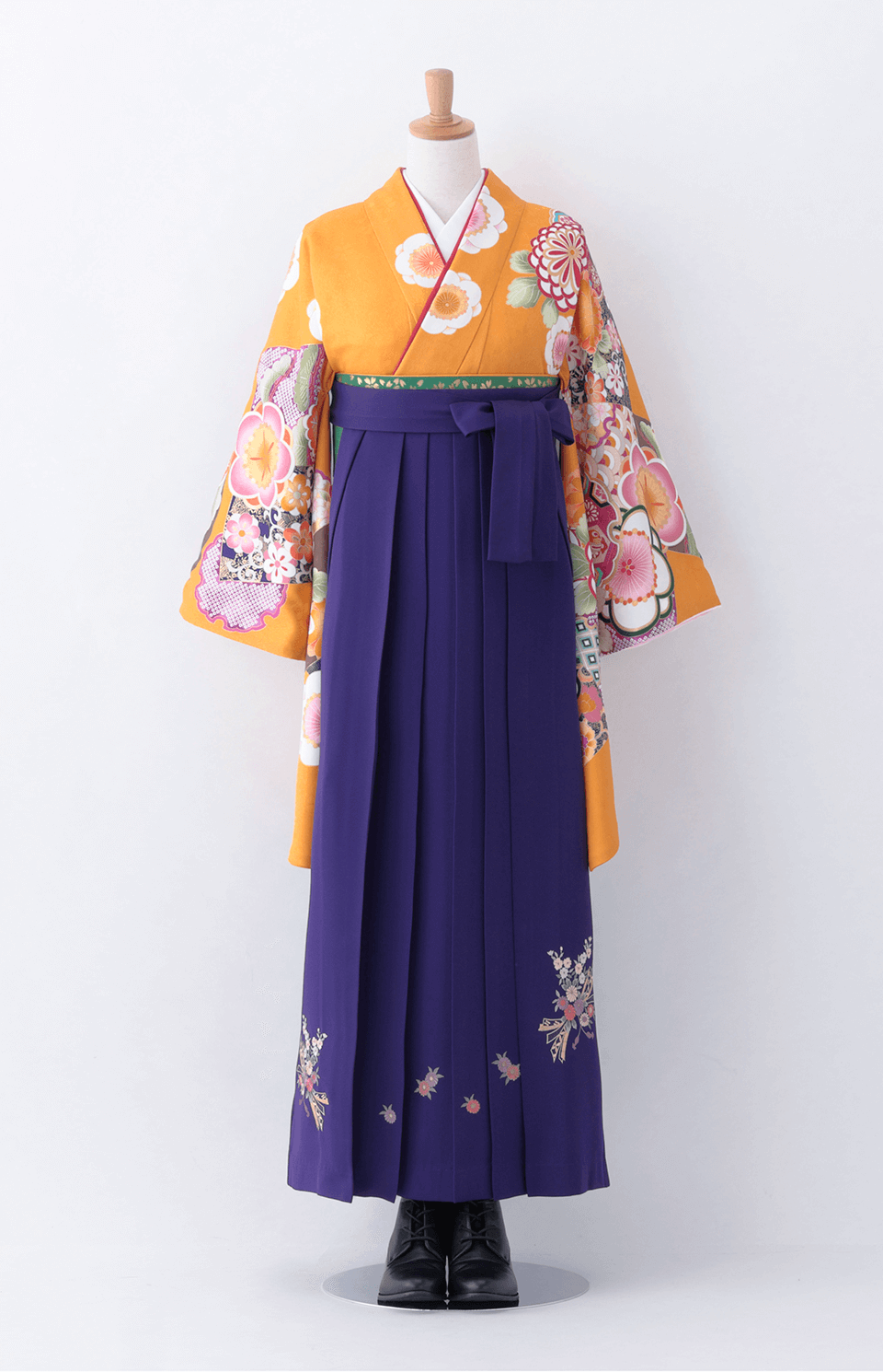 着物〉からし色 市松取り柄着物 〈袴〉紫色 熨斗目花束の刺繍袴 【T086