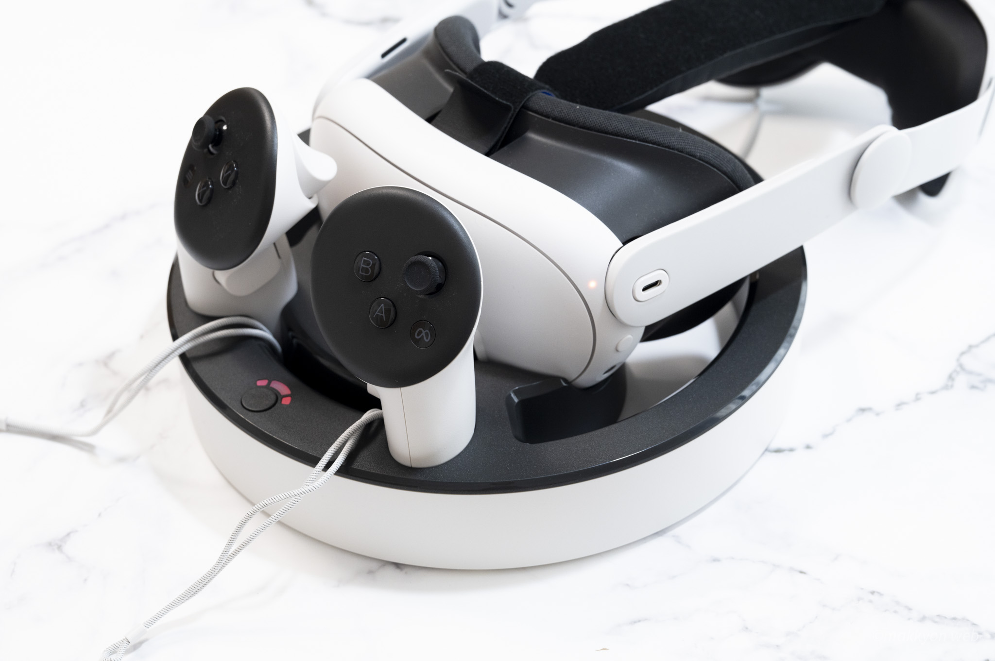 Meta Quest 3を置きっぱなしで充電する、省スペースなサイバー