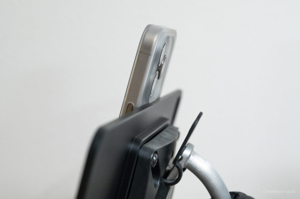 iPadもiPhoneもディスプレイアームに固定してしまう、CharJenPro