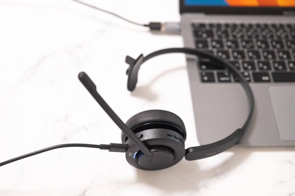 片耳タイプのワイヤレスヘッドセットで、USBアダプタ＆充電スタンド