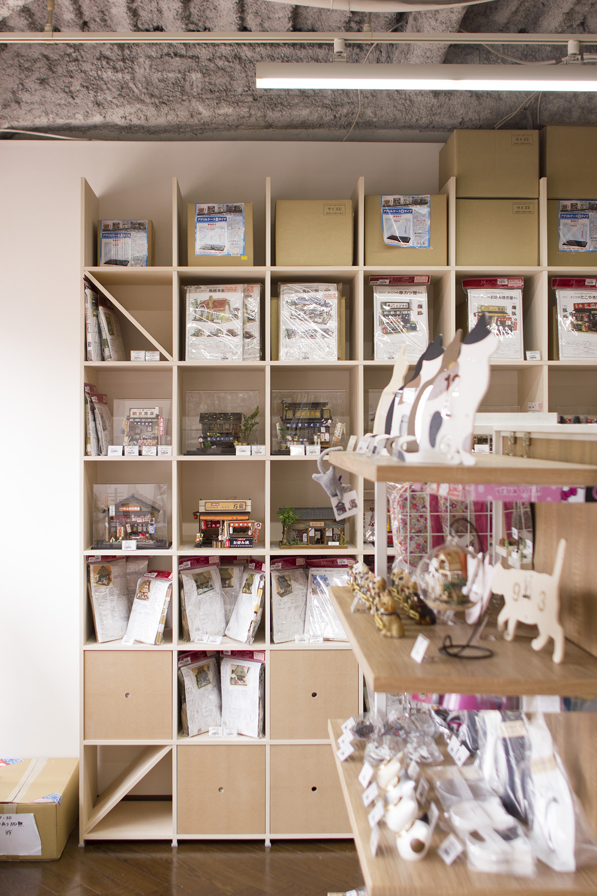 和雑貨の店舗什器に – 壁一面の本棚 奥行350mm / Shelf – マルゲリータ