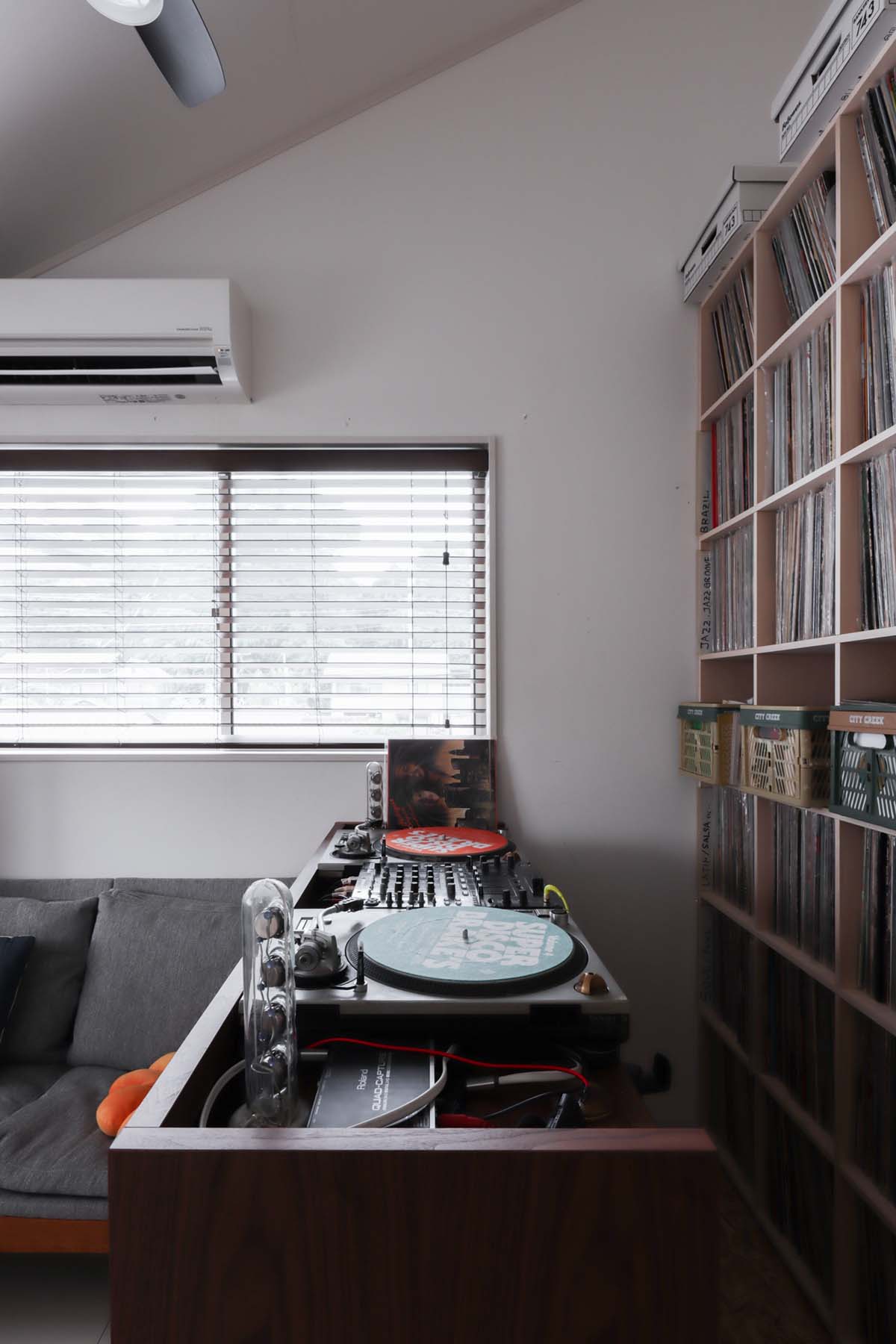 レコード棚が背後に控える – Shelf 壁一面のレコード棚 奥行350mm