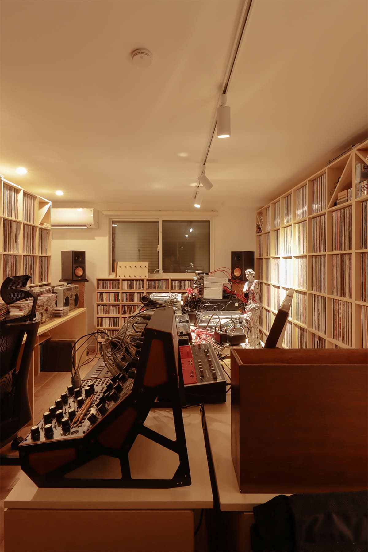 DJ空間を極める – Shelf 壁一面の本棚 奥行350mm – マルゲリータお客様事例