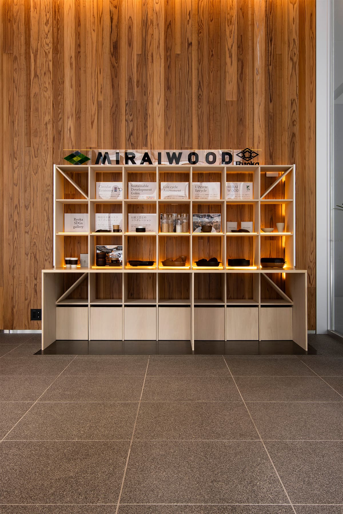 本社エントランス展示ギャラリーのディスプレイ棚に – Shelf