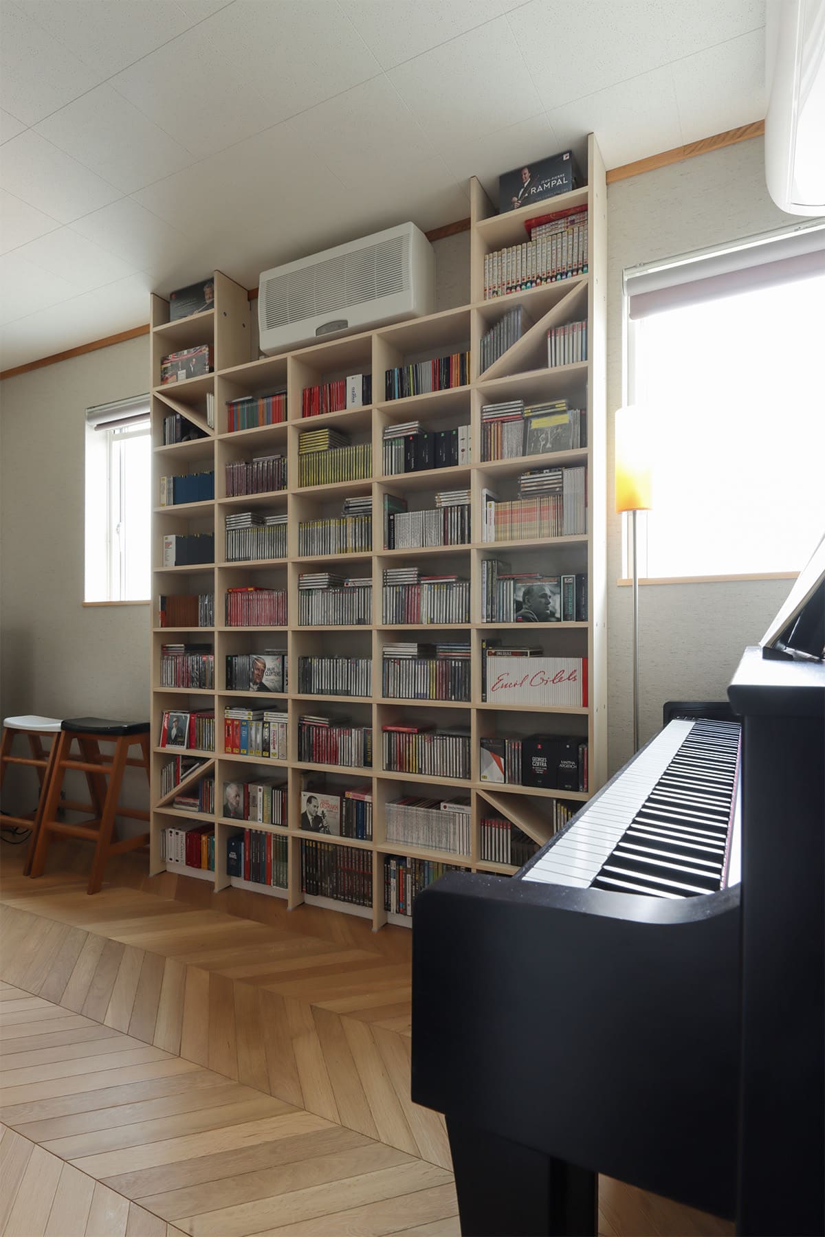 名機と暮らす音楽室 – Shelf 壁一面のコミック本棚 奥行180