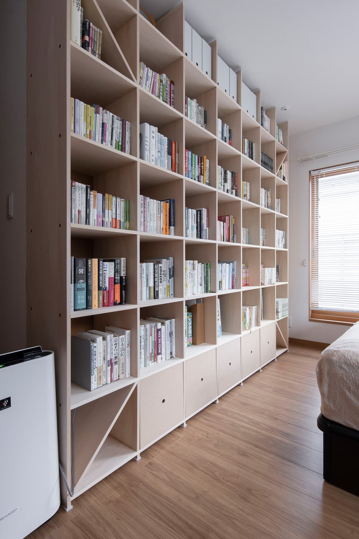 ご夫婦の寝室の壁面収納に – 壁一面の本棚 奥行350mm / Shelf