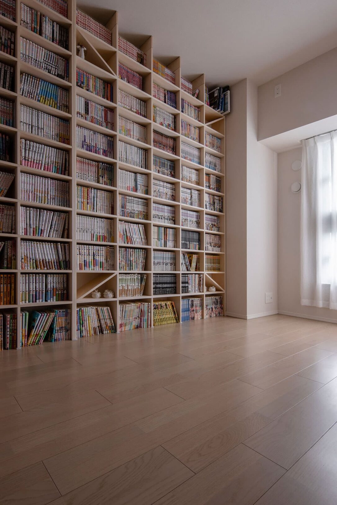 コミック本全集で壁面を覆う – Shelf 壁一面のA5判本棚 奥行180