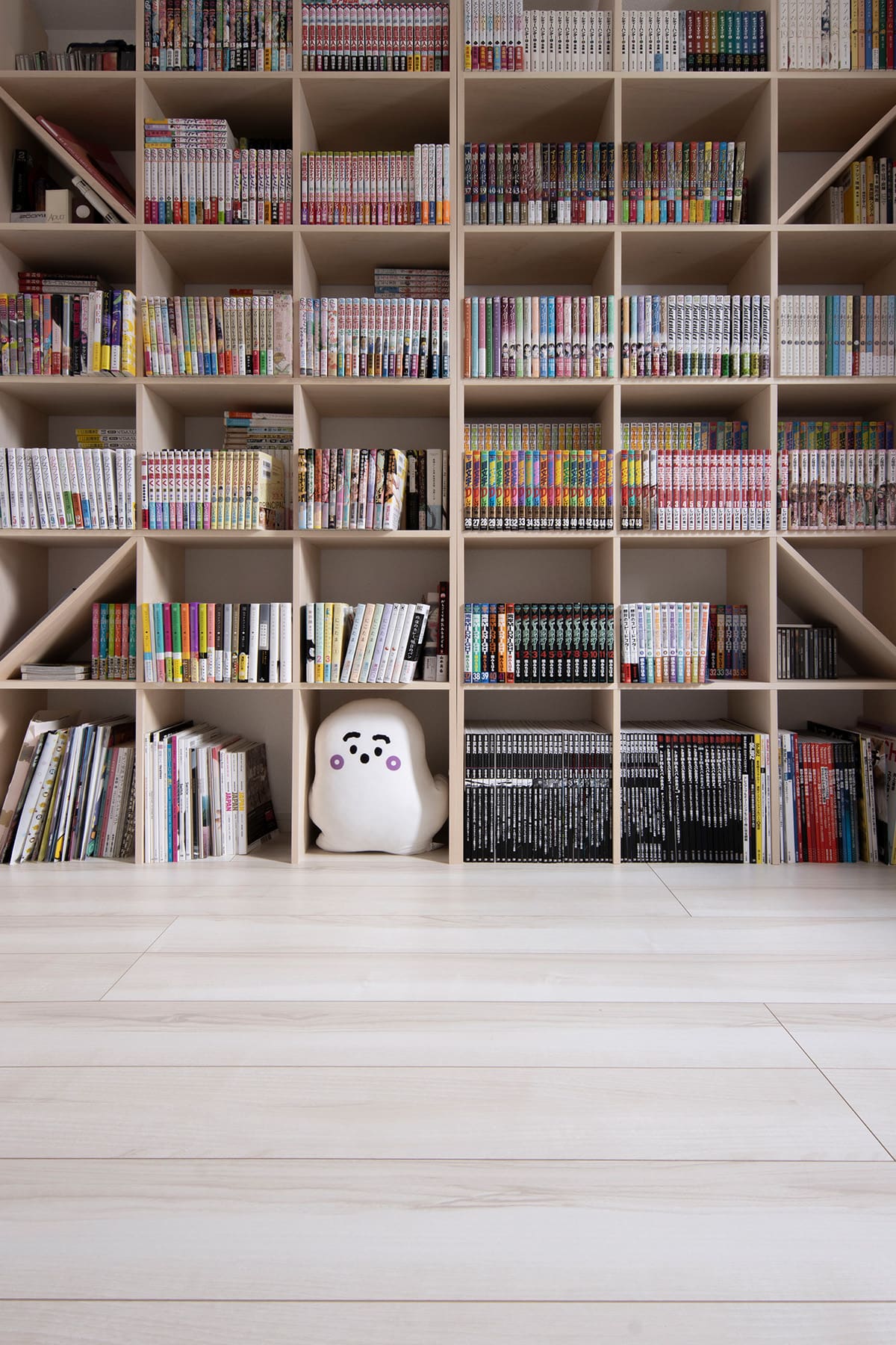 壁一面のコミック棚 – Shelf 壁一面の本棚 奥行250mm – マルゲリータ