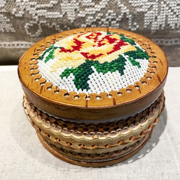 ロシア雑貨店マリンカ / 白樺細工ベレスタ 多重柄バラ刺繍小物入れb074